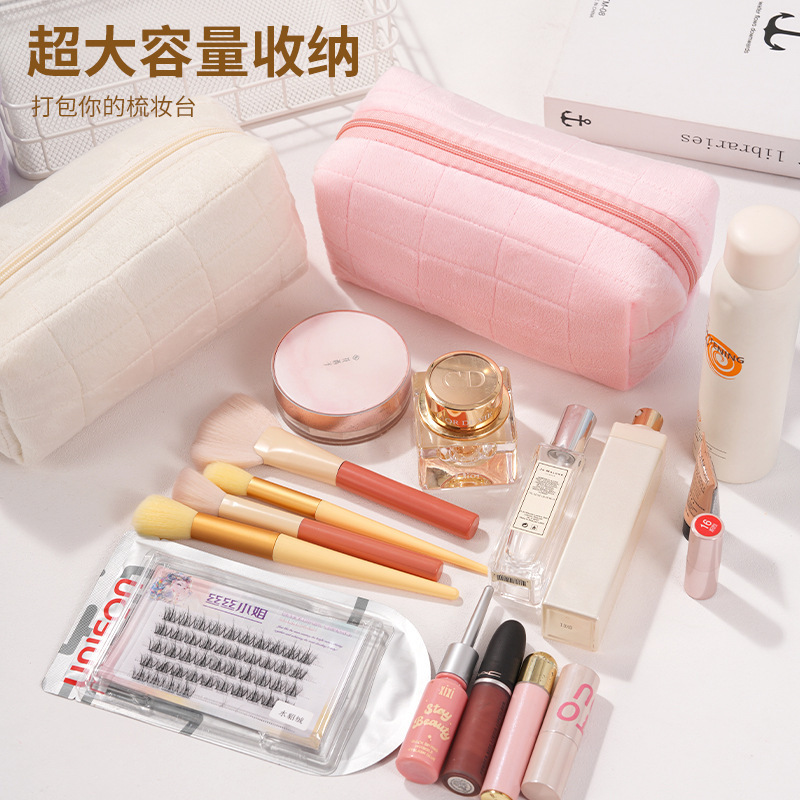 Furry Surface Cosmetic Bag Lux - огляд і ціна Luxury Skincare Makeup